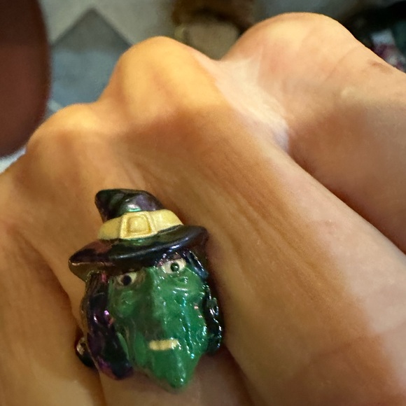 VTG STRETCHY BEADED WITCH HALLOWEEN RING BLACK GREEN SCARY TRICK OR TREAT GIFT - Picture 6 of 7